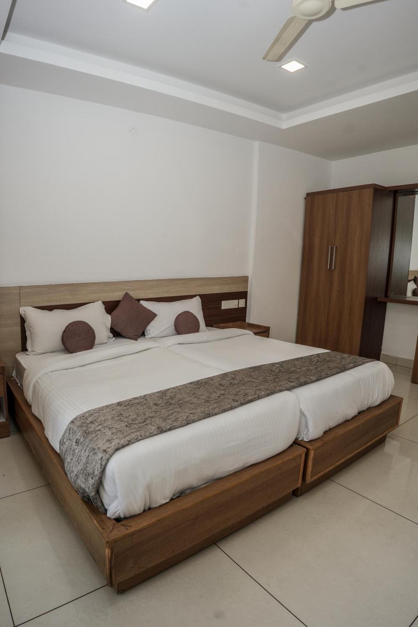 Hotel Lets Stay Kochi Екстериор снимка